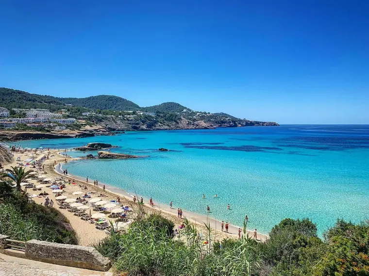 Cala Tarida, arena clara y agua turquesa